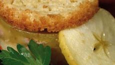 Foie gras de canard du Sud-ouest en crumble de pommes gourmand