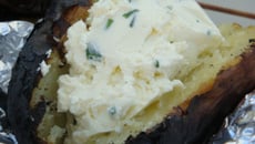 Pomme de terre sous la cendre sauce philadelphia