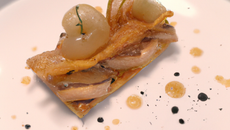 Millefeuille de foie gras au pain d'épice et sa vinaigrette aigre douce, poires caramélisées et confit d'oignons de Trebon au Madiran