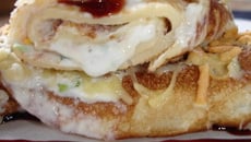 Crêpes au roquefort et chèvre, cordon de sirop de Liége