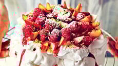 Pavlova aux framboises, nectarines et pistaches