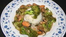 Brocolis aux moules, épices et lait de coco