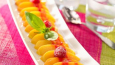 Tuiles de pêche jaune et coulis de framboise à la chicorée