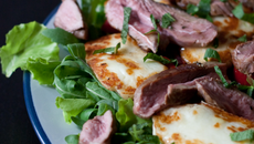 Salade d'Agneau, Halloumi, Roquette et Poivrons Grillés