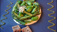 Fèves et asperges à l'huile de noisette, fromage frais de brebis et jus de cosses