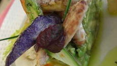 Tartare d'avocat à la chair de crabe, légumes cuisinés à la Grecque et jus réduit