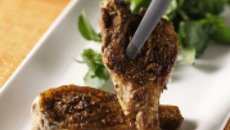 Côtes d'agneau aux épices accompagnées de cresson