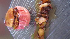Pomme farcie aux noix caramélisées et raisins au calvados
