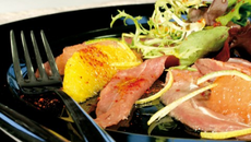 Carpaccio de canard vinaigrette d'agrumes, mesclun de salade au basilic