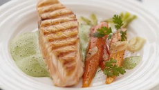 Pavé de saumon écossais Label Rouge à l'émulsion de cresson, carottes à l'ail