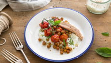 Thon basilic, tomates et pois chiches rôtis, crème de ricotta