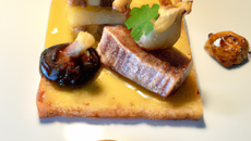 Crousti de foie gras aux noix, gelée de vin jaune et pommes Charlotte aux morilles