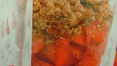 Crumble d'olives sur fraises, gelée d'oranges mousse au chocolat