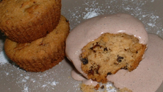 Muffins à la pomme, noix et raisins de corinthe et mousse onctueuse à la crème de soja  parfumée au chocolat épicé