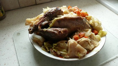 Pintade au chou à l'étouffée