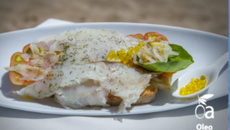 Morue fumée sur pain grillé et tomate lait de raf avec des perles