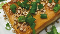 Dés de tofu marinés enrobés de graines de sésame