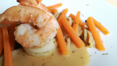 Filet de colin sauce crevette liée à la carotte de Créances, pommes de terre à la fondue de poireaux