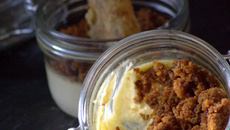 Petits pots de crème de Comté en croûte de pain d'épices façon crumble et tuile de Comté