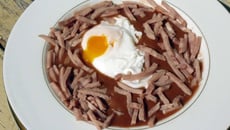 Sauce  lie-de-vin à l'œuf mouillette... et tombée de bacon .