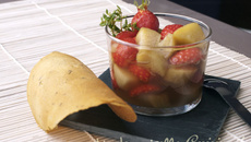 Soupe fraises rhubarbe et tuiles au thym