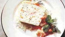 Terrine de truite froide, servie avec une sauce montée à l'huile et aux crevettes