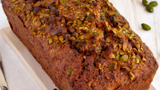 Cake aux courgettes, chocolat noir & pistaches