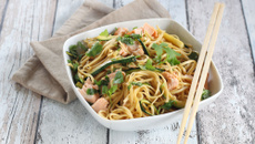 Nouilles chinoises sautées courgettes et saumon