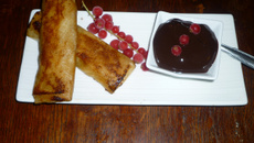 Nems aux poires caramélisées et sauce au chocolat