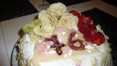 Charlotte à la banane et aux fraises