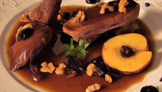 Canard sauce aux pruneaux épicés et pruneaux confits aux coings et noix