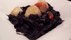 Tagliatelles encre de seiche, Saint-Jacques au vermouth