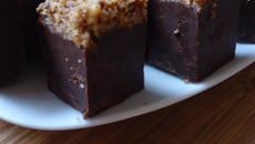 Fudges au chocolat noir, spéculoos et pralin