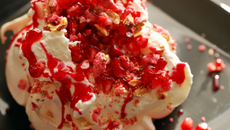 Pavlova en rose et grenade