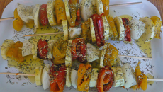 Brochettes de légumes colorés