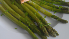 Poulet à l'orange et ses asperges vertes