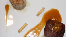 Crépinette de canard & son gâteau de poire au roquefort et noix, réduction de jus au paprika