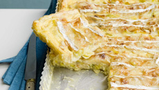 Quiche aux poireaux, brie et pignons de pin grillés