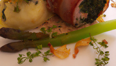 Suprême de pintade farci au pied de cochon et aux salicornes