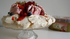 Pavlova aux fruits rouges & glace Carte d'Or® façon glacier fraise et morceaux de meringue