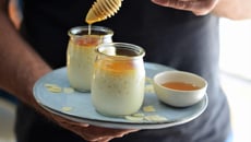 Petit pot de crème au lait d'amandes et au miel
