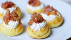 Petits choux farcis au fromage et saumon fumé