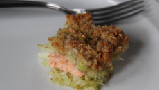 Crumble de courgettes, pommes et saumon