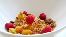 Compotée de melon, d'abricots et de framboises façon crumble