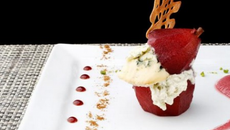 Mousse de fourme d'ambert sur lit de poire pochée au vin d'auvergne