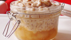 Riz au lait d'amande crémeux sur poires pochées au sirop d'érable épicé