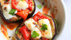 Minis-cocottes aux aubergines, poivrons et mozzarella