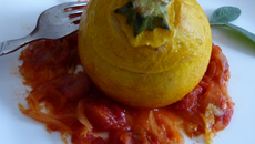 Courgettes jaunes farcies au risotto de calamar