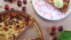 Clafoutis aux cerises au subtil parfum de pistache et sa glace à la pistache