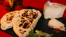 Naans à la tomme de Savoie farcis au poulet tandoori